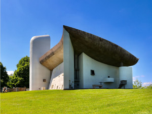 À Ronchamp, la chapelle de Le Corbusier s'offre ...