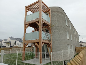 En banlieue r&eacute;moise, le premier b&acirc;timent de ...