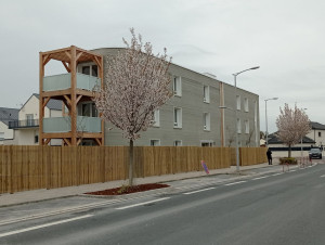 En banlieue r&eacute;moise, le premier b&acirc;timent de ...