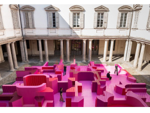 Lina Ghotmeh installe un labyrinthe rose ...