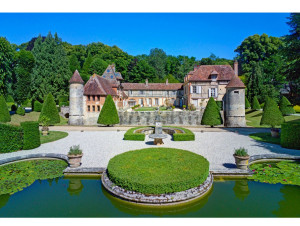 En Normandie, un couple redonne vie &agrave; un ch&acirc;teau ...