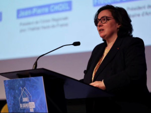  "La priorit&eacute; doit &ecirc;tre donn&eacute;e &agrave; la politique ...