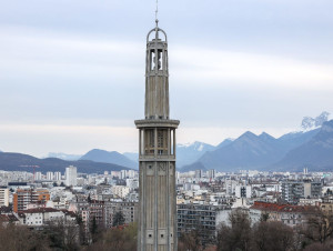 Apr&egrave;s une restauration spectaculaire, la tour ...
