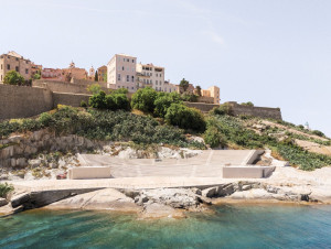 A Calvi, un th&eacute;&acirc;tre de plein air &eacute;pouse le ...