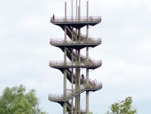 Pr&egrave;s de Strasbourg, une tour panoramique en bois ...