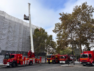Un incendie ravage la toiture d'un b&acirc;timent ...