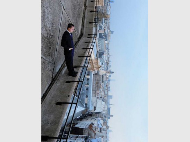 Homme renversé paris couleurs Homme renversé paris couleurs