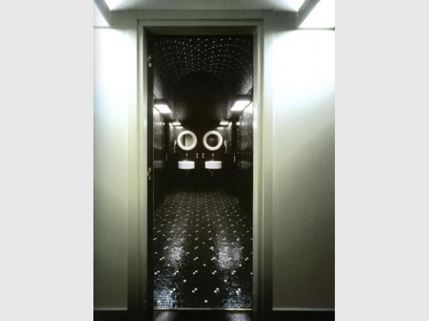 Une salle de bain en mosaïque dans les bureaux Bis Une salle de bain en mosaïque dans les bureaux Bis