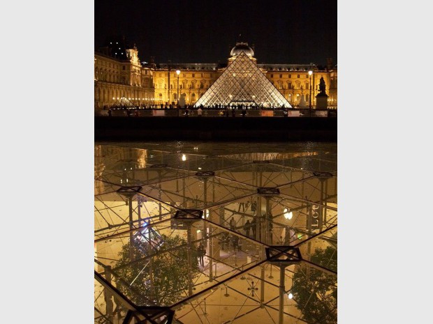 La pyramide du Louvre de nuit