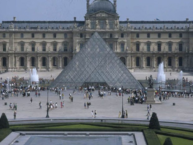 pyramide du louvre