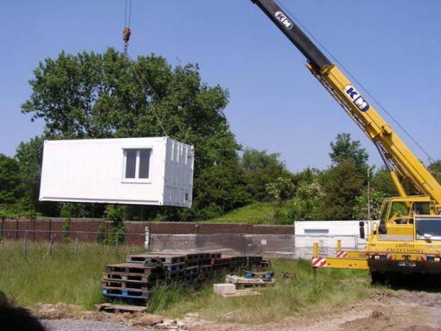 Pose des conteneurs par camion grue