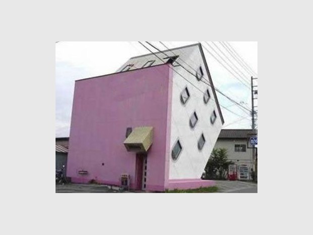 Maison rose au Japon
