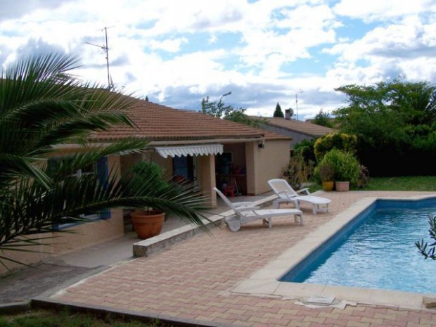 Maison autour d'une piscine