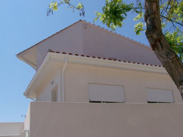 Maison autour d'une piscine