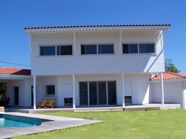 Maison autour d'une piscine