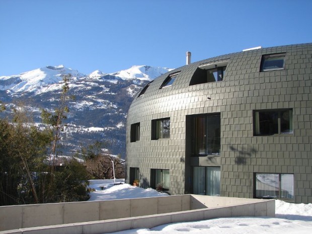 Un monolithe de Zinc en Suisse 