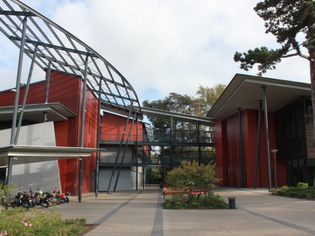 Pierre Barillot architecte de la région Rhône-Alpes et Lycée de Neuville-sur-Saône