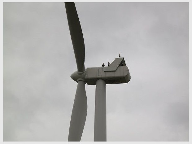 Techniciens sur une éolienne