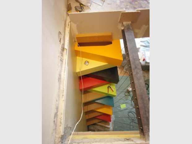 Un escalier à pas japonais égaye un duplex parisien