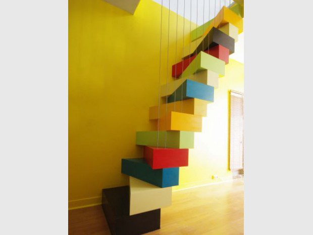 Un escalier à pas japonais égaye un duplex parisien