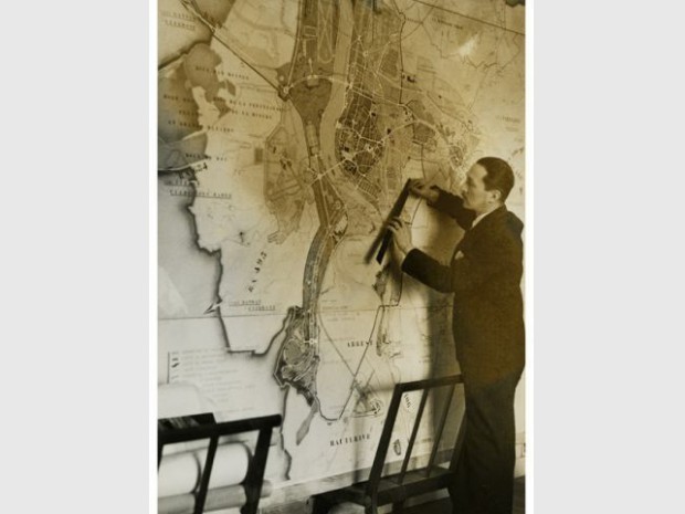 Gaston Bardet présentant le nouveau plan de Vichy