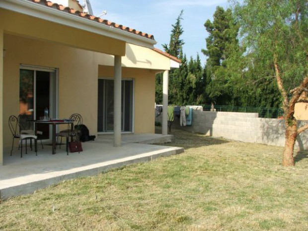 Aménagement extérieur d'une villa avec patio et piscine