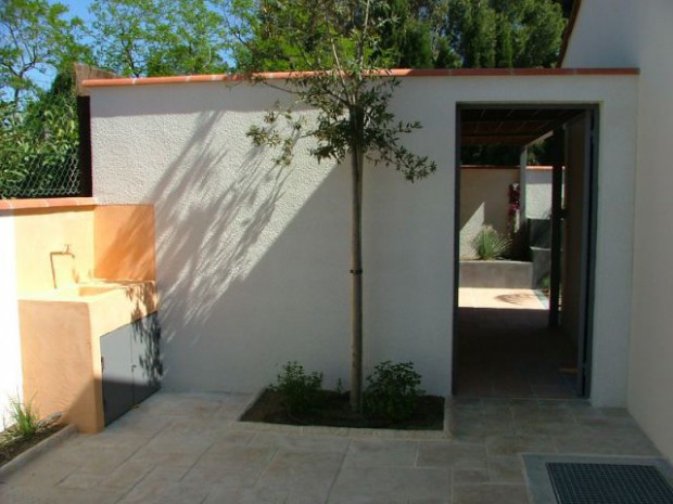 Aménagement extérieur d'une villa avec patio et piscine