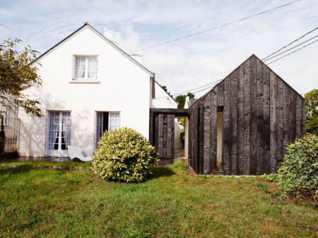 Extension en bois brûlé dans le Morbihan