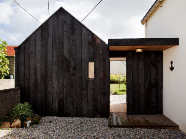 Extension en bois brûlé dans le Morbihan