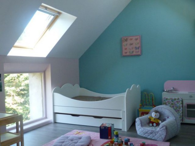 Un grenier inexploité rénové en chambre pour enfants