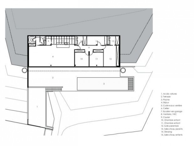 Une villa semi-enterrée étroite et moderne