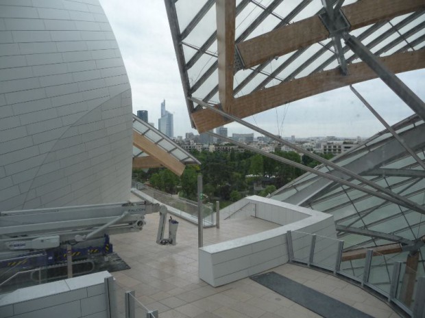 La Fondation Louis Vuitton déploie ses ailes - Dans le bois de