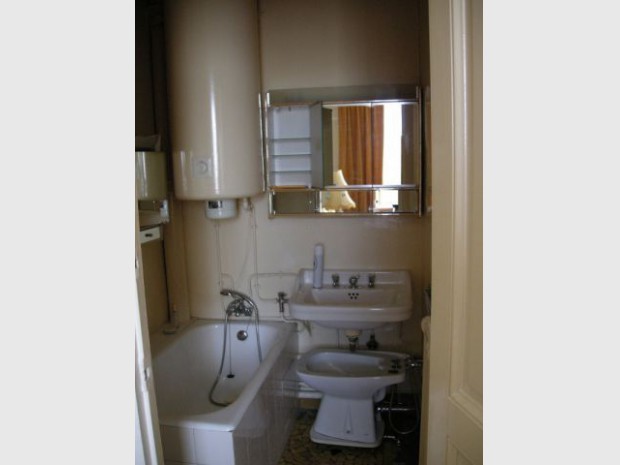 Une salle de bains dynamise un appartement mal agencé