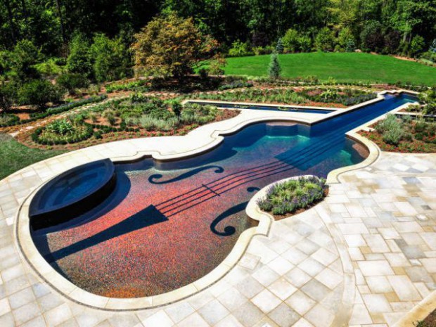 Une piscine en forme de violon