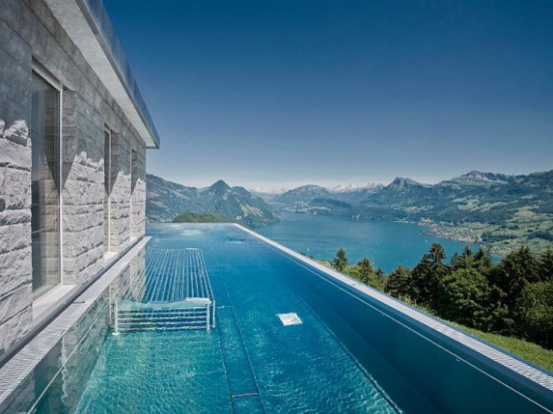 Piscine au pied des montagnes