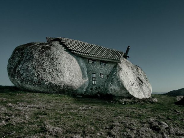 Une habitation écrasée entre deux énormes blocs de pierre