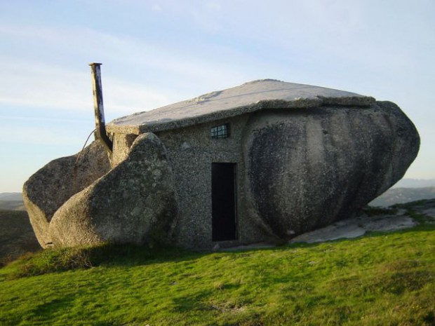 Une habitation écrasée entre deux énormes blocs de pierre