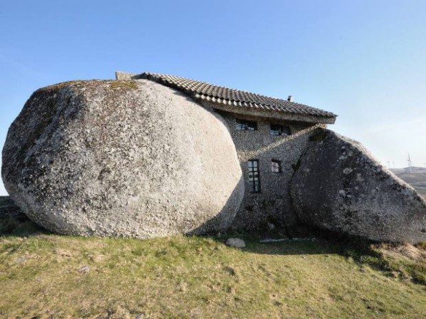 Une habitation écrasée entre deux énormes blocs de pierre