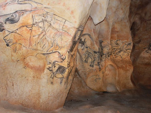 Réalisation de l'espace de restitution de la caverne du pont d'arc ou grotte chauvet (Ardèche)