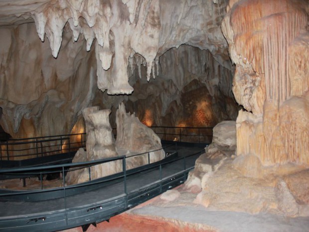 Réalisation de l'espace de restitution de la caverne du pont d'arc ou grotte chauvet (Ardèche)