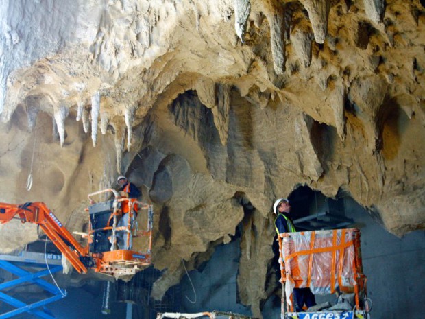 Réalisation de l'espace de restitution de la caverne du pont d'arc ou grotte chauvet (Ardèche)