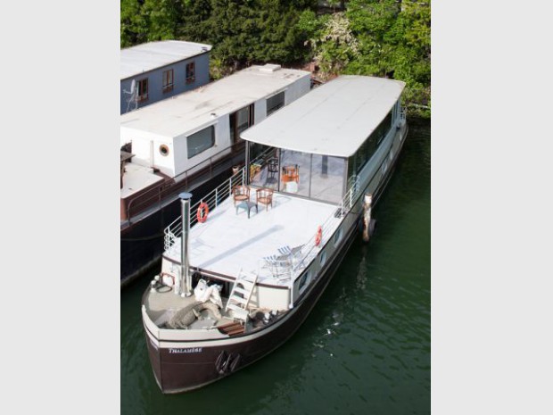 Une péniche avec vue panoramique sur la Seine