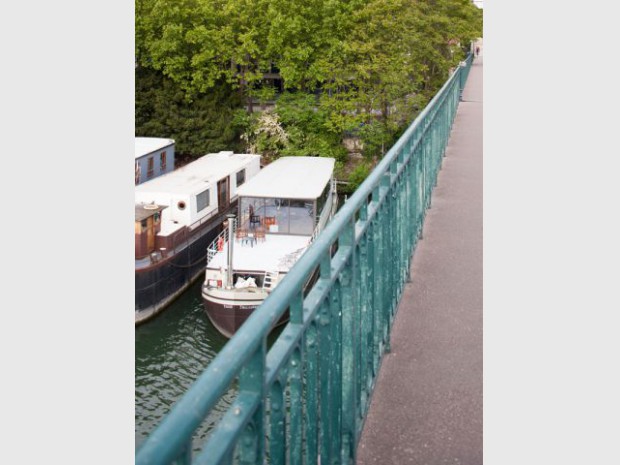 Une péniche avec vue panoramique sur la Seine