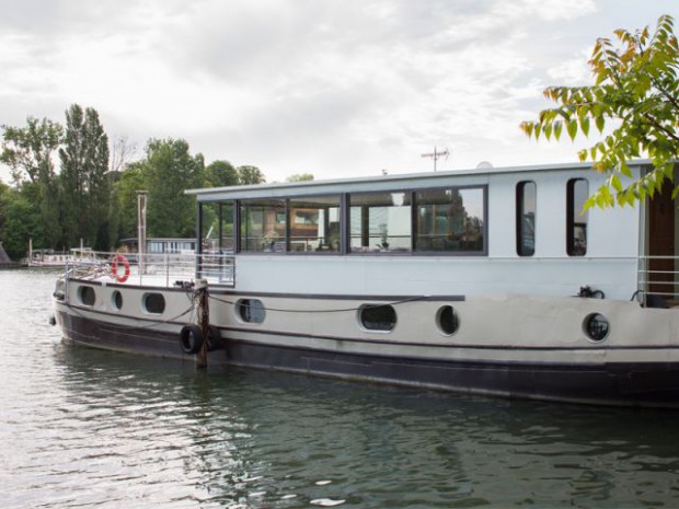 Une péniche avec vue panoramique sur la Seine