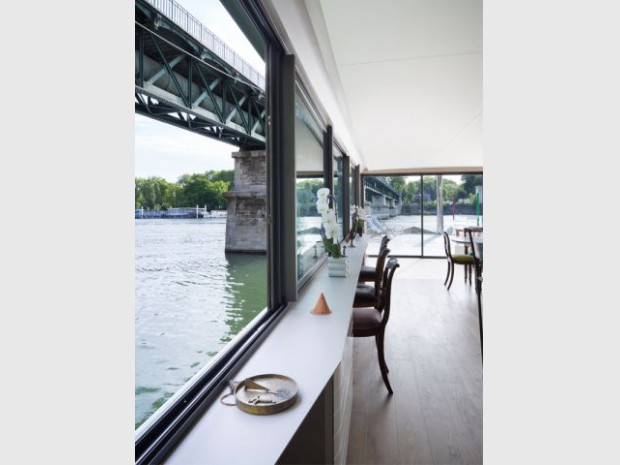 Une péniche avec vue panoramique sur la Seine