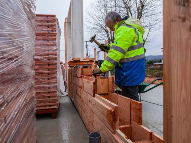 Les briques d'une maison en bois assemblées comme un jeu de Lego