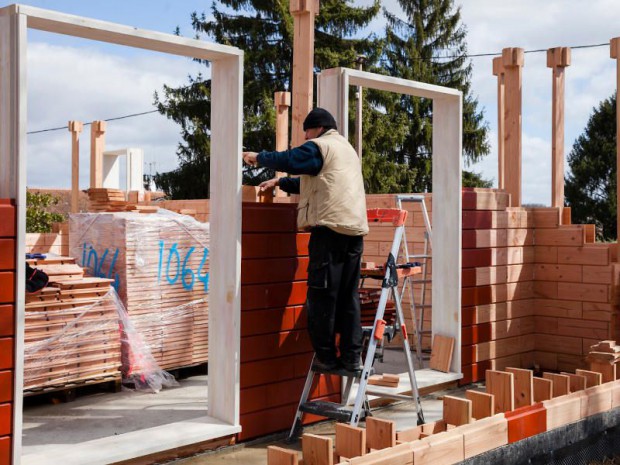 Les briques d'une maison en bois assemblées comme un jeu de Lego