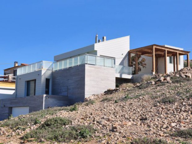 Une villa cachée parmi les rochers au bord de la mer