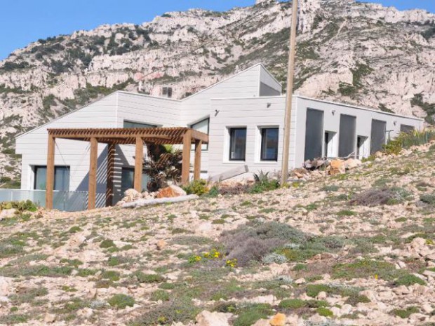 Une villa cachée parmi les rochers au bord de la mer