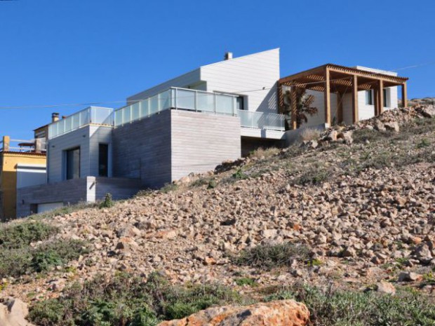 Une villa cachée parmi les rochers au bord de la mer